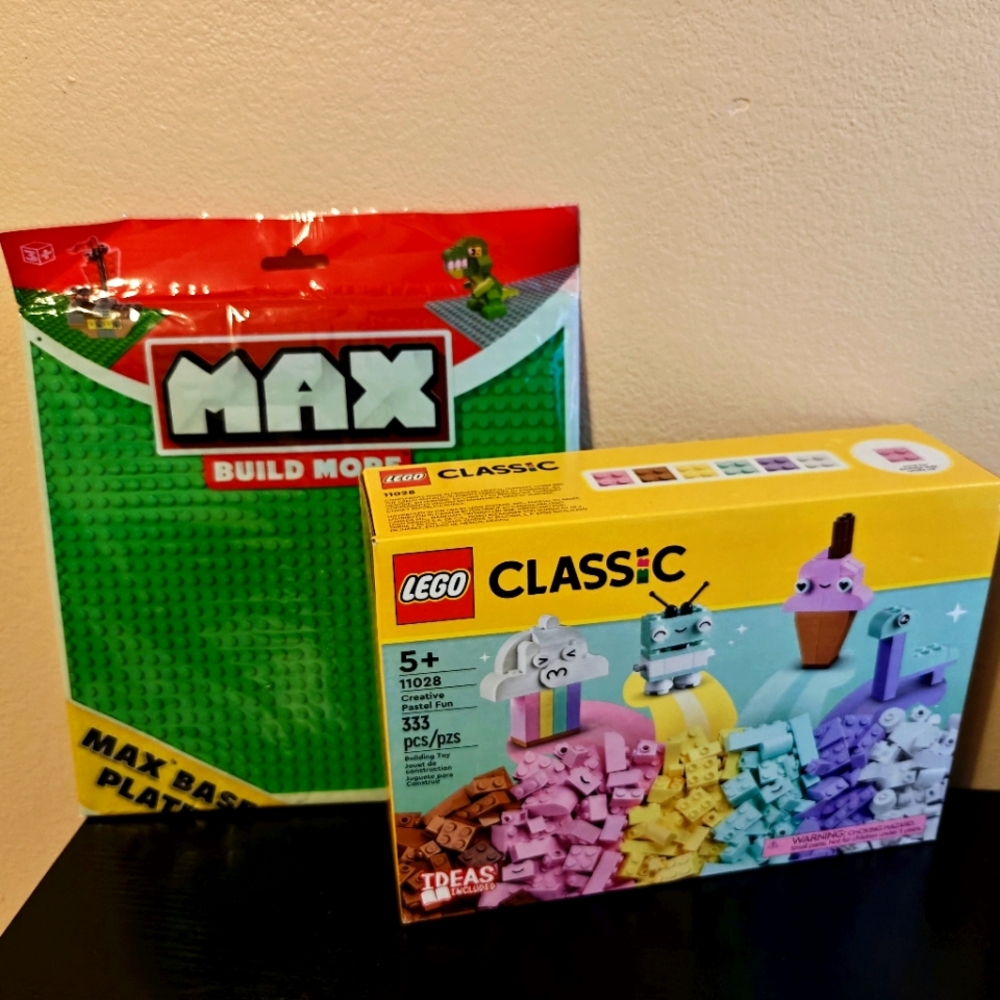 LEGO Classic Creative Set with Max Build More Green Baseplate